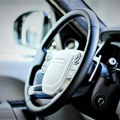 Vozačima se savetuje da u vozilu ne stavljaju predmete koji mogu lako da se zapale