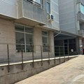 (Foto) Prve slike sa mesta drame na Zvezdari: Tokom noći bačena ručna bomba, oštećena vozila, lokali, fasada zgrade - ispituje…