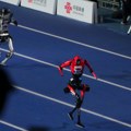 Mašina prestigla najbržeg atletičara: Kineski humanoidni robot oborio rekord u trci na 400 metara