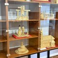 Fascinantne krune od slame u maloj prostoriji koja čuva veliku priču