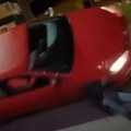 Uznemirujući video! Pijana žena prevrnula auto, malo je falilo da čoveku smrska glavu, horor scena!