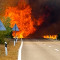Gori objekat u Barajevu, veliki broj vatrogasaca na licu mesta