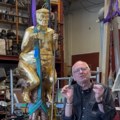 „Kralj nepravde“: U zgradi EP otkrivena statua nagog Trampa, presvučena zlatom (VIDEO)