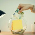 Građani Srbije se plaše rizika: Više veruju devizama u slamarici, nego investicijama