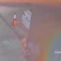 (Video) Bačena dva topovska udara na zgradu "Informera" Snimatelj teško povređen, objavljen snimak hapšenja napadača