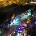 Prvi snimci požara na Novom Beogradu: Zapalio se tržni centar: Vatrogasci ušli u lokal na drugom spratu (video)