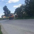Odjednom je potonuo, točkovi ostali da vise u vazduhu: Prevrnuo se građevinski kamion u selu kod Čačka, završio u kanalu…