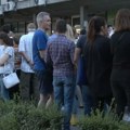 Protest ispred opštine Novi Beograd: Opozicija traži uvid u birački materijal