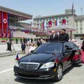 (Foto): Frenetična masa maše ruskim zastavama, Putin i i Kim na krovu limuzine: Gotovi razgovori dva lidera, ovako je…