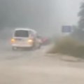 Potop u Novoj Varoši: Počelo jako nevreme: Smrklo se usred bela dana, pljušti kiša, automobili stoje nasred ulice, niko se…
