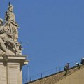 Vatikanski vatrogasci postavili dimnjak na Sikstinskoj kapeli uoči predstojeće konklave