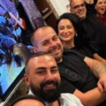 Slavlje u Brestaču, Darko okupio bližnje: Tu su Ana Sević i muž, majka Branka za istim stolom, a muzika cepa!
