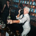 Baz Luhrmann: u tri ujutru meša koktele za šankom: Veče dekadencije sa zvezdama u srcu Ist Vilidža
