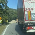 Sudar putničkog i teretnog vozila, poginuo mladić