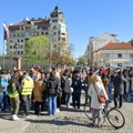 „Dosta pretnji i govora mržnje“: Protest ispred Jovine gimnazije zbog uvredljivih grafita