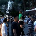 Вечерас одржани протести у Ивањици: Група грађана блокирала саобраћајнице у центру града (ВИДЕО)