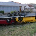 Ferari i mercedes prevrnuti na krov: Nesreća u Preljini: Vozaču auto-prikolice pukla guma pa nastao haos (foto)