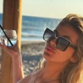 Na plaži grmi muzika, a beba Barbara spava na ležaljci: Evo kako se Milica Veličković provodi sa ćerkom na moru