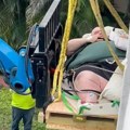 Sekli deo zida i terase, kranom ga spuštali iz stana: Snimak spasavanja muškarca od 272 kilograma postao viralan (video)