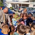 Mališani iz Kladova u dvorištu škole zasadili svoje drvo generacije: "Zalivaćemo ga i paziti kao što čuvamo prijateljstva i…