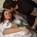 Prva slika bivše snajke Novaka Đokovića iz porodilišta: Tijana drži ćerkicu na grudima, muž je ljubi u čelo (foto)