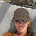 "Izvinio bih joj se da me prevari" Naša pevačica zapalila Mikonos, pa kameru uperila u bujno poprsje - komentari se nižu jedan…