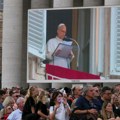 Papa Lav XIV prvi put se pojavio u javnosti nakon operacije malignog tumora na plućima: Evo šta je poručio vernicima