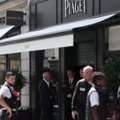 Radnike držali kao taoce Oružana pljačka luksuzne zlatare u Parizu, odneli plen vredan više od 10 miliona evra (video)
