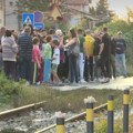 Stanovnici niškog naselja blokirali pružni prelaz, traže rešenje problema kanalizacije