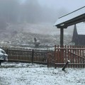 Srbija se zabelela! Evo gde danas veje sneg, pojedine meštane dočekao nespremne: "Ja, kukala mi majka, još u mokasinama…