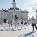 Novosađani zaplesali sirtaki na Trgu slobode: Tradicionalni ples i grčka muzika oduševili prolaznike