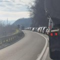 Policajac tokom vršenja dužnosti pao sa motora i povređen Epilog saobraćajne nezgode kod Knića, nastao saobraćajni kolaps