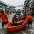 Najmanje 27 osoba poginulo u poplavama i klizištima u Indoneziji