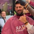 Ima mišiće! Nole u frizerskom salonu zaigrao uz Senidin hit: Pevačica reagovala, istakla koliki je šampion