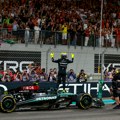 „Ponosan sam na sve što sam uradio sa ovim timom“: Hamilton se oprostio od Mercedesa