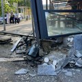 Prve fotografije užasa na Dorćolu: Automobil uleteo u baštu poznatog restorana, Hitna vozi povređene