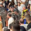 Policija je morala da interveniše u Morači! Pogledajte kako je jedan navijač Budućnosti izbačen iz dvorane! Video