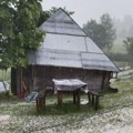 Pržilo ih sunce, pa danas stukao grad! Sve se beli nakon oluje u ovom selu u Srbiji