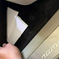 Krili novac ispod patosnica, pa "pali" na carini: Zaplenjeno više od 20.000 evra