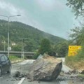 (Foto) stena se odlomila i obrušila na put! Stravičan odron na ulasku u ovaj grad, veliki oprez vozačima