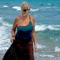 Skinula se bivša žena Jovana Memedovića: Mirjana je bomba u kupaćem, preko samo providna suknja! Evo gde uživa