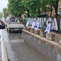 Sramno! Umesto uklonjenog znaka na ćirilici "Volim K. Mitrovicu", radnici postavili novi na latinici, uz srce u zelenoj boji