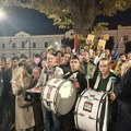 „Ne mogu više da nas dele“: Bubnjevi, baklje vatromet i suze na dočeku novopazarskih studenata u Čačku