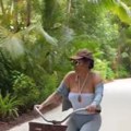 Vozi biciklu, a oko nje divlja priroda: Ana Nikolić na egzotičnoj desitaciji, skinula se: Evo kako se provodi nakon drame u…
