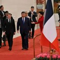 Si Đinping dočekao Emanuela Makrona u Pekingu