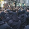 VIDEO Pendrecima na studente i građane: Pogledajte trenutak kad je policaja krenula na građane ispred Rektorata