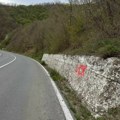 Nove provokacije uznemirile Srbe na KiM: Ispisan grafit UČK na putu ka jezeru Gazivode