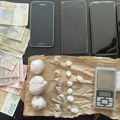 "Pala" trojka u Beogradu, među njima i tinejdžer! U velikoj akciji uhapšeni dileri, pretresom stanova zaplenjeni droga i novac…
