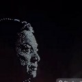 (Video) Nakon skandala na koncertu Dina Merlina publika lila suze. Dronovi na nebu napravili lik Halida Bešlića tokom pesme…