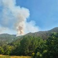 (Foto, video) Dramatična borba sa požarom u dolini Ibra Vatra guta sve, ali ovaj simbol u selu Seoce ostao netaknut…
